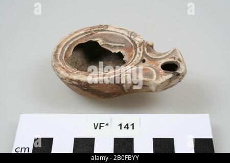 Pottery oil lamp with open top and spout. The ear is missing., Oil lamp, earthenware, 8,8 x 5,3 x 3,5 cm, roman, Netherlands, Utrecht, Bunnik, Fighting Stock Photo