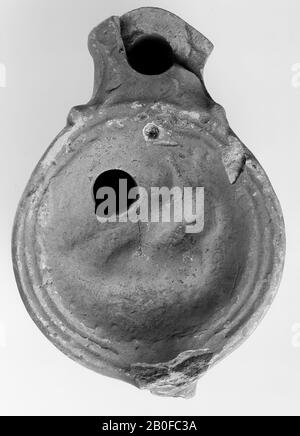 Pottery oil lamp with open top, with ear and spout. Chip off the edge, oil lamp, earthenware, 11 x 6.2 x 3.6 cm, roman, Netherlands, Utrecht, Bunnik, Fighting Stock Photo