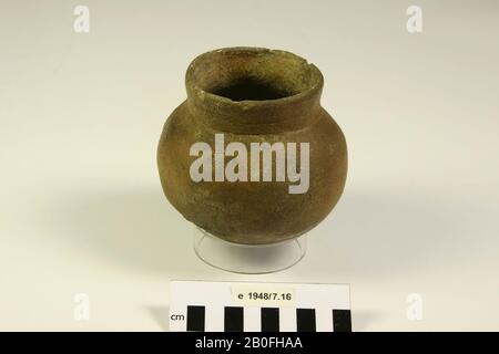 The Netherlands Middle Ages, ball pot, pottery, turntable, h, 11 cm, diam, 12.1 cm, lmeb, the Netherlands, Gelderland, Nijmegen, Nijmegen Stock Photo