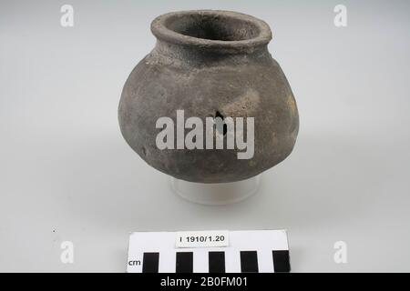 The Netherlands Middle Ages, ball pot, earthenware, hand shaped, h, 11 cm, diam, 13 cm, lmeb, the Netherlands, Limburg, Beesel, Reuver Stock Photo