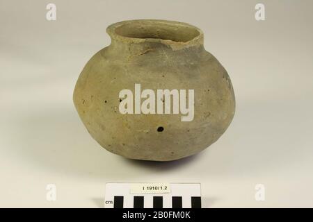 The Netherlands Middle Ages, ball pot, earthenware, hand shaped, h, 15.9 cm, diam, 19 cm, lmeb, the Netherlands, Limburg Stock Photo