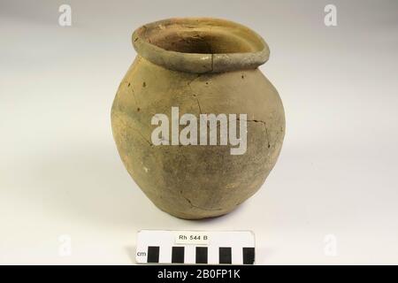 Lampion pot of rough-walled earthenware with lid channel. Old glues and additions., Lampion pot, earthenware (rough wall), h: 17,5 cm, diam: 17 cm, vmeb, Netherlands, Utrecht, Rhenen, Rhenen, grave 544 Stock Photo