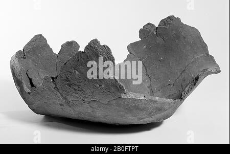 Large fragment and 3 smaller shards of a Harpstedterurn of earthenware. Old bondings and additions, surface damage., Urn, fragment, earthenware, 28 x 23 x 10.5 cm, prehistory -800 Stock Photo