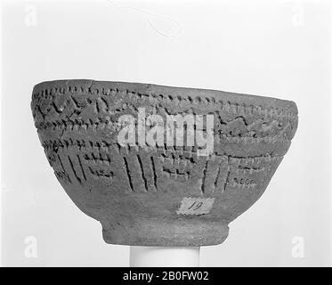 Bowl-shaped bowl of earthenware on a separate foot - a kind of stand ring. Bowl decorated with inserted ornament. Old bonding, gap in the edge, vertical crack from the gap, pot, pottery, h: 6.8 cm, diam: 11.4 cm, prehistory -3400 Stock Photo