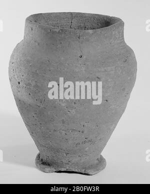 Slim, so-called La Tene-shaped vase of cork-like baking. Cracks, the foot is damaged., Urn, pottery, h: 12 cm, diam: 9,4 cm, prehistory -800 Stock Photo