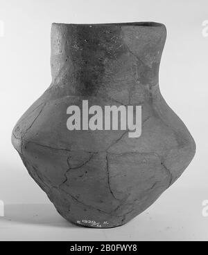 Little La Tene-urn of earthenware. Unstable old bonding (poured in pieces) and additions, surface damage., Urn, pottery, h: 15,5 cm, diam: 14 cm, prehistory, Netherlands, Gelderland, Wijchen, Wijchen Stock Photo