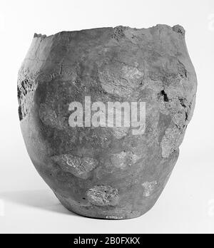 Harpstedterurn of earthenware. Old bondings and additions, cracks, the edge is damaged, surface damage, approx. 70 loose fragments., Urn, earthenware, h: 21.5 cm, diam: 21 cm, prehistory -800 Stock Photo
