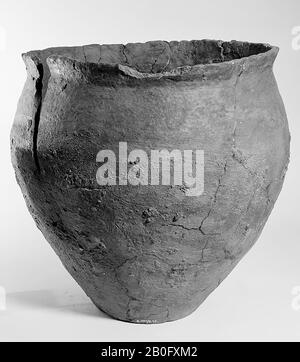Wide Harpstedterurn of earthenware. Old bondings and additions, large open crack from the edge, the edge is damaged., Urn, pottery, h: 30 cm, diam: 30 cm, prehistory -800 Stock Photo