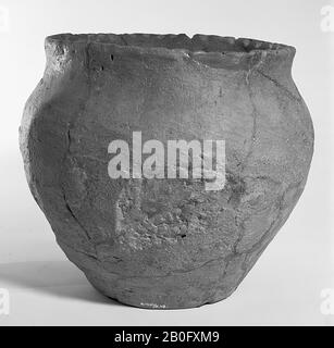 Small stocky Harpstedterurn of earthenware. Old bondings and additions, surface damage. Contains cremated residues, urn, earthenware, h: 17,5 cm, diam: 21 cm, prehistory -800 Stock Photo