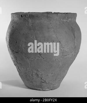 Germanic urn of earthenware with serrated edge. Many glueing, 1 large addition in the wall Stock Photo