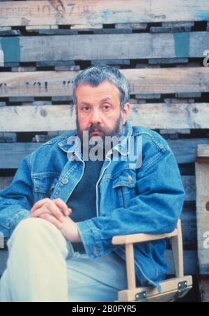MIKE LEIGH ON SET LIFE IS SWEET (1991) OCTOBER FILMS/MOVIESTORE COLLECTION LTD Stock Photo