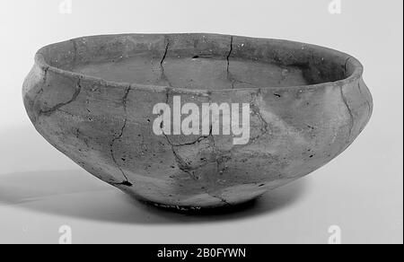 Low tray of black-gray earthenware, weakly profiled. Old bonding, 1 loose shard. Contains cremated residues., Bowl, earthenware, h: 9.7 cm, diam: 21 cm, prehistory -1200 Stock Photo