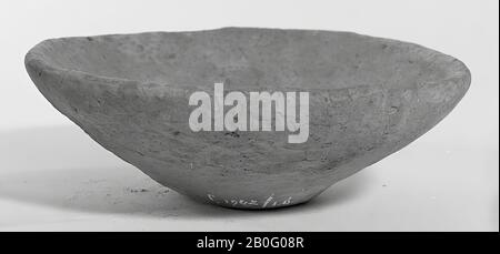Bowl of earthenware. Separate later addition. Some surface cracks. Contains cremated residues., Dish, pottery, h: 4 cm, diam: 12.3 cm, prehistory -1200 Stock Photo