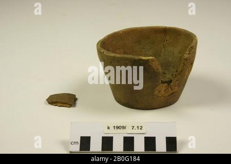Gallo-Germanic cylindrical container of earthenware. Part of the wall is missing, chips from the edge, 1 loose wall shard, 2 vertical unstable cracks from the edge, resp. 1 and 3 cm. Contains cremated residues., Bowl, pottery, h: 7 cm, diam: 11 cm, prehistory -800 Stock Photo