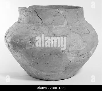 Spherical Gallo-Germanic urn of earthenware with upright neck, two ridges on the separation of neck and belly. Old bonding and additions, the surface leaves loose, approx. 18 separate surface cracks. Contains cremated residues, urn, earthenware, h: 22.8 cm, diam: 30.5 cm, prehistory -800 Stock Photo