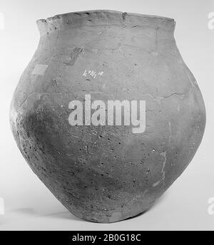 Large spherical Gallo-Germanic urn of earthenware. The edge gradually crosses the belly. Unstable old bonding and additions, 3 separate fragments. Contains cremated residues, urn, earthenware, h: 35 cm, diam: 35 cm, prehistory -800 Stock Photo