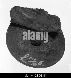 round plate with mounting hook, found in or in urn, fitting, metal, bronze, length: 4,1 cm, prehistory -1200 Stock Photo