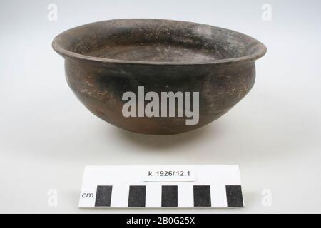 Urntje in the shape of a bowl, gray-brown polished earthenware, the floor with indentation, Gallo-Germanic pottery. 2 glueing and 1 addition, some cracks. Contains cremated residues., Bowl, earthenware, h: 9.5 cm, diam: 19 cm, prehistory -800 Stock Photo