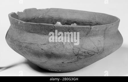 Bowl of smooth earthenware with a straight edge. Old bonding and additions, the edge is damaged. Contains cremated residues., Bowl, earthenware, h: 10 cm, diam: 22 cm, prehistory -1200 Stock Photo