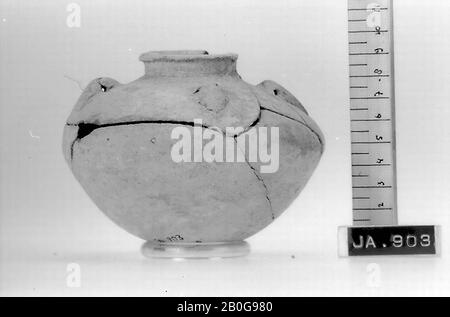 Type: 10, small pottery coarsely scraped bottom, 4 shoulder lugs drilled through, complete, pot, earthenware, H. 9.0, D (max) 12, D (edge) 4.5, thickness 0.8 cm, Uruk Period -3800 Stock Photo