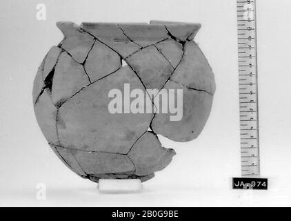 Type: 15, medium pottery, unburnt ball pot, incomplete, pot, earthenware, H. 17.0, D (max) 20, D (edge) 16 cm, Uruk Period -3800 Stock Photo