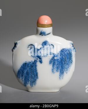 Chinese, Snuff Bottle, Porcelain, Height: 2 5/8 in. (6.7 cm Stock Photo