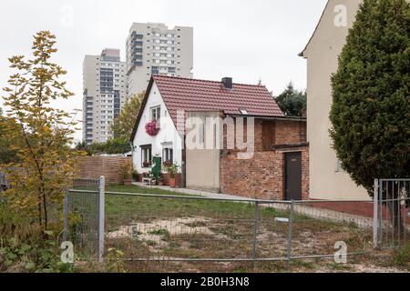 07.10.2018, Halle, Saxony-Anhalt, Germany - One-family house on the outskirts of the city in the prefabricated housing area Halle-Neustadt. 00P181007D Stock Photo
