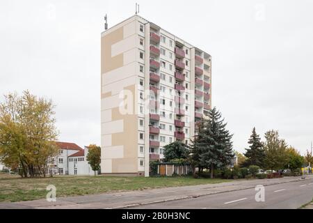 07.10.2018, Halle, Saxony-Anhalt, Germany - Prefabricated housing district Halle-Neustadt. 00P181007D139CAROEX.JPG [MODEL RELEASE: NOT APPLICABLE, PRO Stock Photo