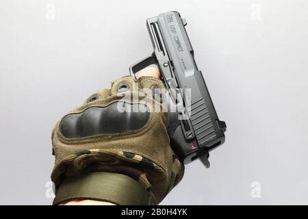 21.05.2019, Berlin, Berlin, Germany - Aiming with a Softair pistol. 00S190521D111CAROEX.JPG [MODEL RELEASE: NO, PROPERTY RELEASE: NO (c) caro images / Stock Photo