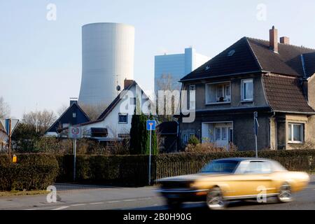 26.01.2020, Datteln, North Rhine-Westphalia, Germany - Residential houses in the Meistersiedlung in front of the Datteln 4 power station, Uniper coal- Stock Photo