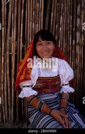 PANAMA, SAN BLAS ISLANDS, ACUATUPU IS., KUNA INDIAN WOMAN IN FRONT OF HUT Stock Photo