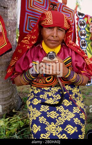 PANAMA, SAN BLAS ISLANDS, NIA TUPU ISLAND, KUNA INDIAN WOMAN WITH PET MARMOSET (MONKEY) Stock Photo