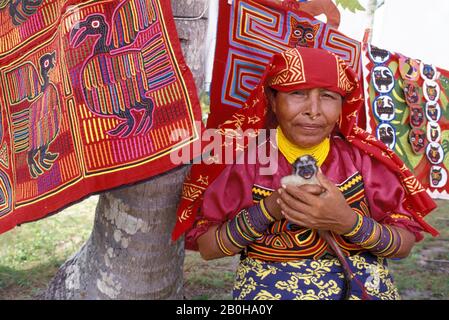 PANAMA, SAN BLAS ISLANDS, NIA TUPU ISLAND, KUNA INDIAN WOMAN WITH PET MARMOSET (MONKEY) Stock Photo