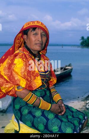 PANAMA, SAN BLAS ISLANDS, ACUATUPU ISLAND, KUNA INDIAN WOMAN ON BEACH Stock Photo