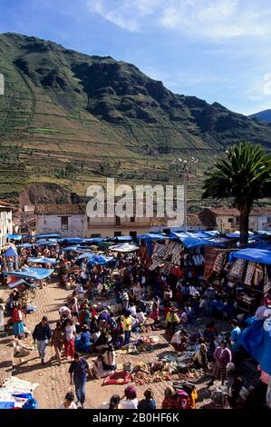 PERU, NEAR CUZCO, SACRED VALLEY, PISAQ, MARKET OVERVIEW Stock Photo