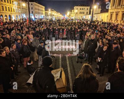 Munich, Bavaria, Germany. 20th Feb, 2020. Demonstrators at Munich's Odeonsplatz hold a memorialand light candles for the victims of the Hanau right-extremist terror attack that claimed the l8ves of nine people at a shisha bar. Credit: Sachelle Babbar/ZUMA Wire/Alamy Live News Stock Photo