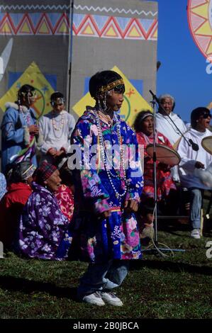 RUSSIA, MAGADAN REGION, CHUKOTSKIY, NOVOYE CHAPLINO, HUNTER'S FESTIVAL, INUIT GIRL DANCING TRADITIONAL DANCE Stock Photo