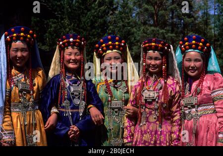 RUSSIA, SIBERIA, NEAR ULAN UDE, YOUNG WOMEN IN TRADITIONAL MONGOLIAN (BURYAT) DRESS Stock Photo