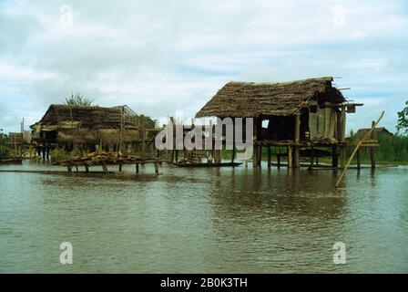 PAPUA NEW GUINEA, SEPIK RIVER, HOUSES BUILT ON STILTS FOR PROTECTION DURING FLOODING SEASON Stock Photo