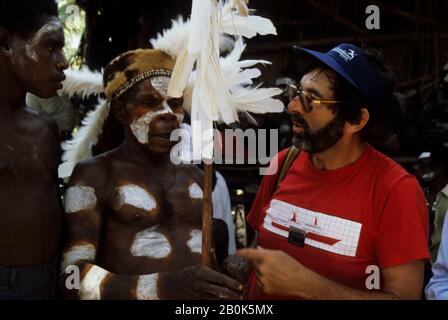 WEST NEW GUINEA, IRIAN JAYA INDONESIA, ASMAT REGION, NATIVE MEN TALKING WITH DR. TONKINSON (ANTHROPOLOGIST) Stock Photo