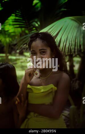 MICRONESIA, CAROLINE ISLS. PULAP ISLAND, PORTRAIT OF NATIVE GIRL Stock Photo