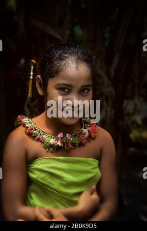 MICRONESIA, CAROLINE ISLS. PULAP ISLAND, PORTRAIT OF NATIVE GIRL WITH FLOWER LEI Stock Photo