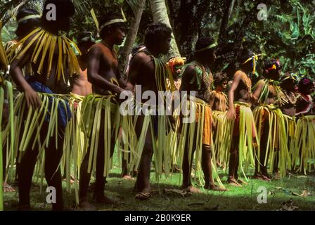 MICRONESIA, CAROLINE ISLS. PULAP ISLAND, NATIVE BOYS PERFORMING TRADITIONAL DANCE Stock Photo