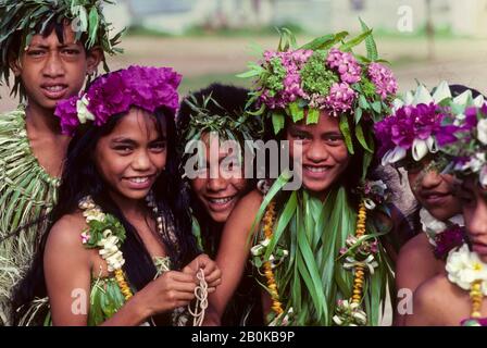 FRENCH POLYNESIA, AUSTRAL ISLAND, RAPA ISLAND, TEENAGERS IN TRADITIONAL CLOTHING Stock Photo