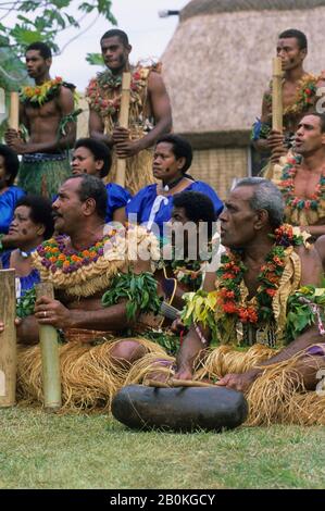 FIJI, VITI LEVU ISLAND, VISEISEI VILLAGE, TRADITIONAL DANCES, CHOIR, TRADITIONAL MUSIC INSTRUMENTS Stock Photo