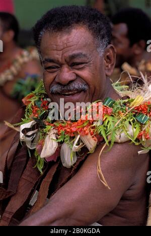 FIJI, VITI LEVU ISLAND, VISEISEI VILLAGE, MAN IN TRADITIONAL COSTUME, PORTRAIT Stock Photo