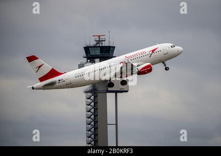 DŸsseldorf International Airport, DUS, Austrian Airbus A320-216, at take-off, Stock Photo