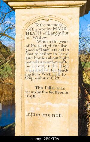 Old memorial to the memory of benefactor Maud Heath whose bequest funded a causeqay across the River Avon and adjacent flood plain to preserve pediest Stock Photo