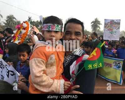 Jamalpur, Bangladesh. 21st Feb, 2020. A young girl is seen holding a Bangladeshi flag at Jamalpur Language Martyrs' Memorial monument with flowers in homage to the martyrs of the 1952 Bengali Language Movement in Dhaka on February 21, 2020, on International Mother Language Day. (Photo by Ryan Rahman/Pacific Press) Credit: Pacific Press Agency/Alamy Live News Stock Photo