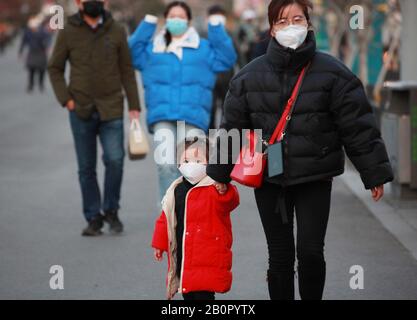 Jiangsu, Jiangsu, China. 21st Feb, 2020. Jiangsu, CHINA-On February 20, 2020, in Nanjing, Jiangsu province, some residents came to Xuanwu lake park to get close to nature and enjoy the beautiful spring scenery. Credit: SIPA Asia/ZUMA Wire/Alamy Live News Stock Photo